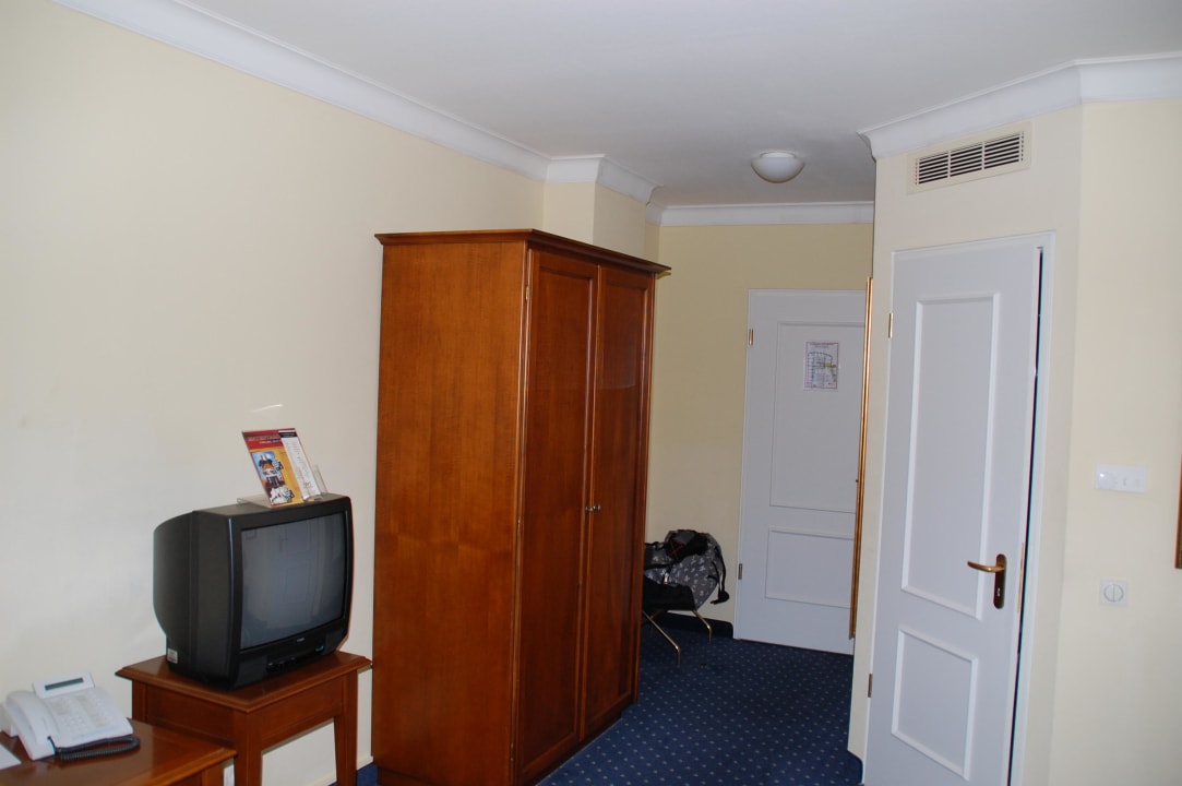 Blick zum Zimmereingang Victor's Residenz Hotel Leipzig