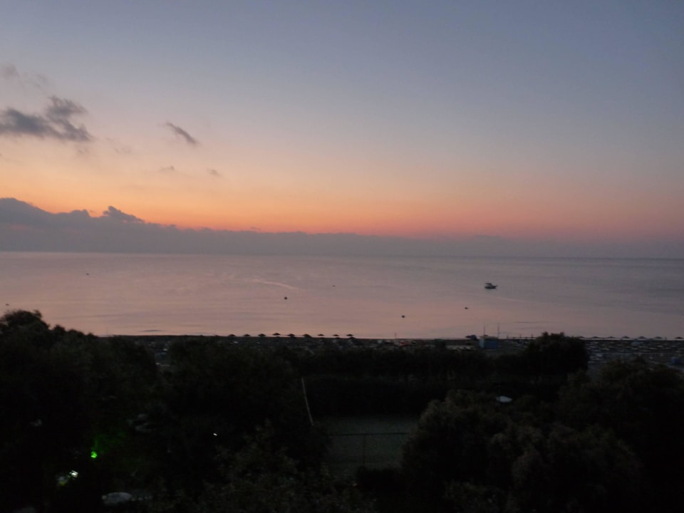 Blick Richtung Strand am Morgen Hotel Calypso Beach