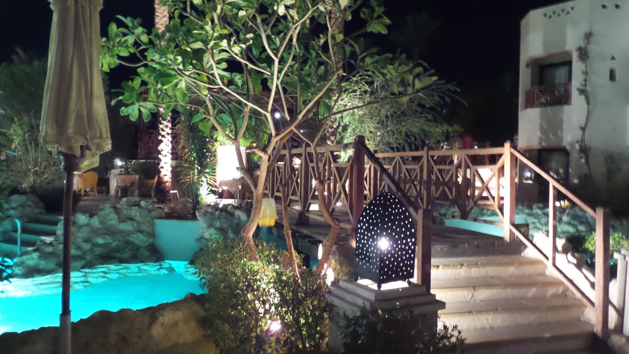 Eine der schönen Poolbrücken zu den Restaurants Ghazala Gardens