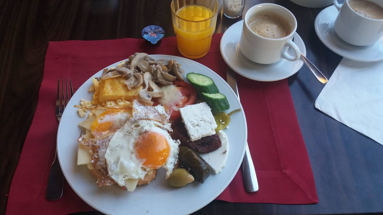 "Heldenfrühstück"  Hotel Kalithea Horizon Royal