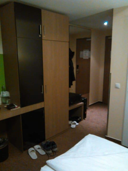 Blick vom Doppelbett Holiday Inn - the niu, Fusion Hamburg St. Georg