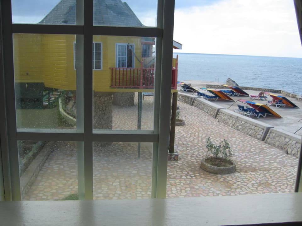 Blick auf ein Cottage vom Restaurant aus Samsara Cliff Resort