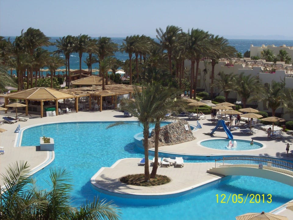 Ansicht vom Haupthaus auf den Pool mit Bar Palm Beach Resort