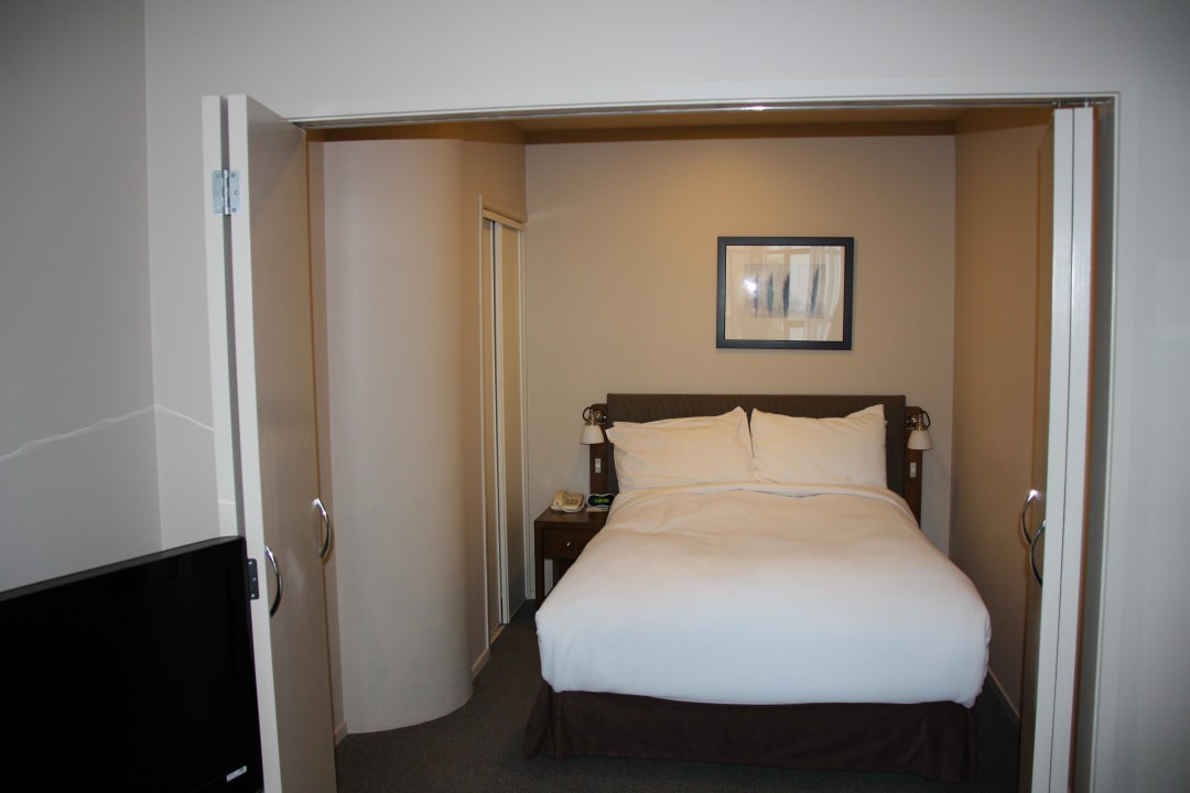 Kingsize Bed Scenic Hotel Auckland