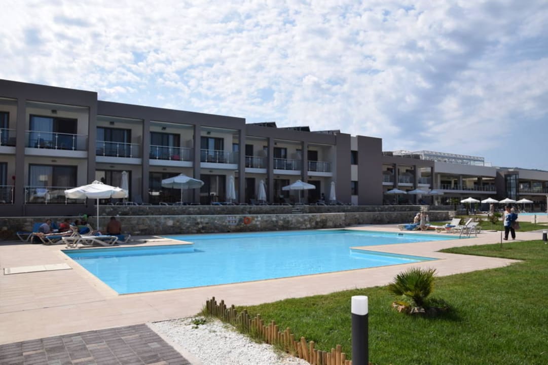 2. Pool Alea Hotel & Suites