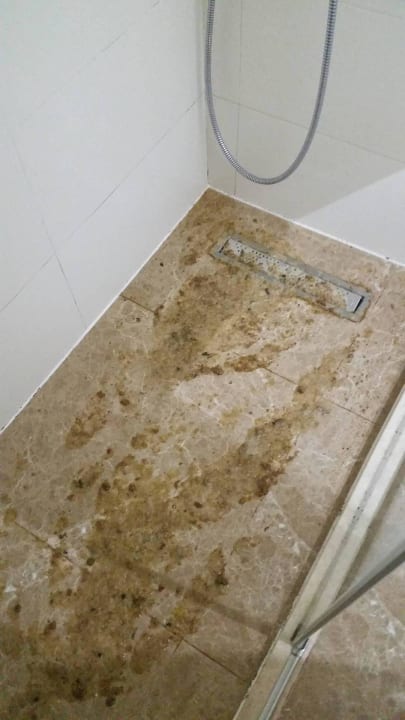 Poo shower Akka Alinda Hotel