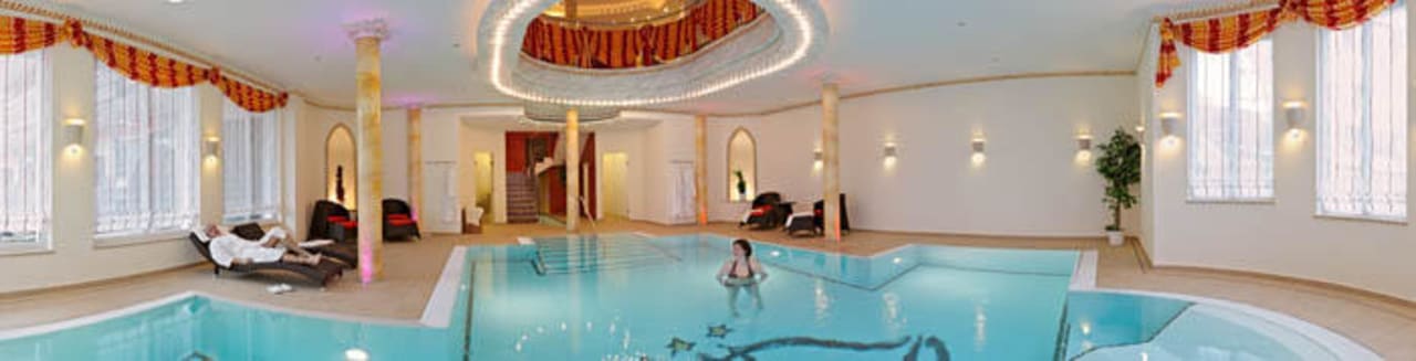 Thermalwasser-Bewegungs-Hallenbad Wellness-Privathotel Post an der Therme