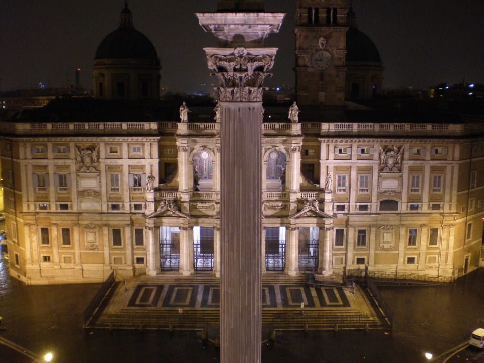 Ausblick von der Dachterrasse auf die Basilica Hotel Mecenate Palace