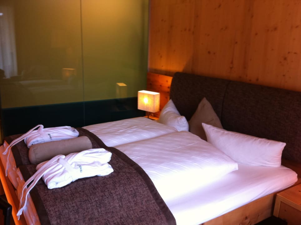 Bett im Doppelzimmer Spa Hotel Zedern Klang