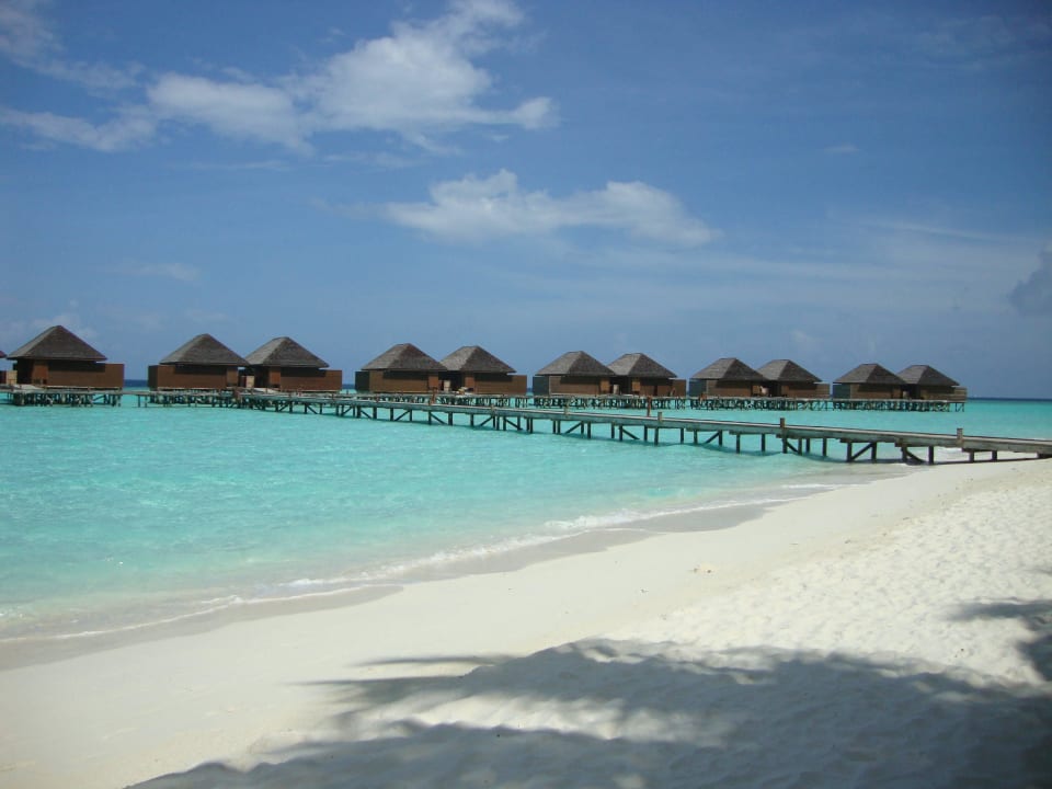 Hotelstrand mit Blick auf Wasservillen Veligandu Maldives Resort Island