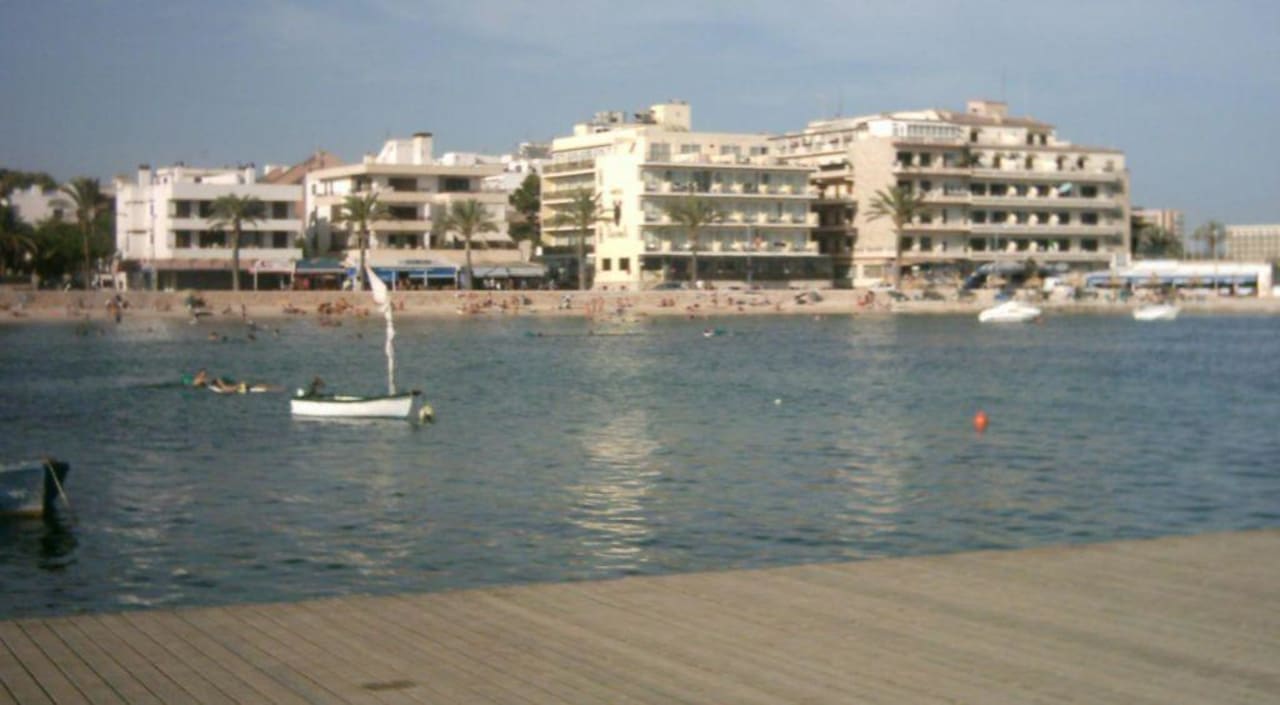 Blick von der Meeresseite aus auf das Hotel BQ Aguamarina Boutique Hotel