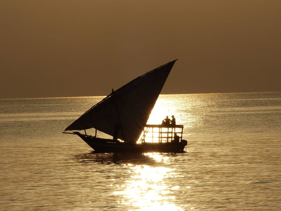 Eine Sundownerfahrt auf einer Dhow Royal Zanzibar Beach Resort