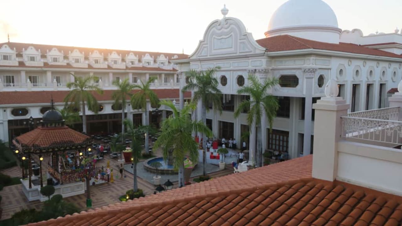 Widok na miejsce wieczornych spotkań Hotel Riu Palace Riviera Maya