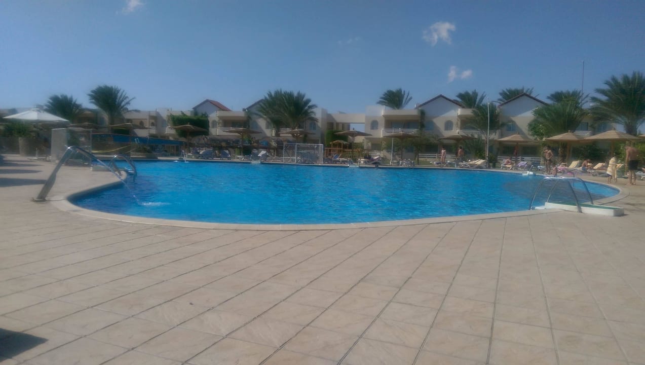 Pool am Tag Golden Beach Resort