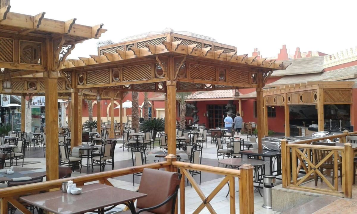 Vor dem Asian- & Italienischen Restaurant Pickalbatros Alf Leila Wa Leila Resort - Neverland Hurghada
