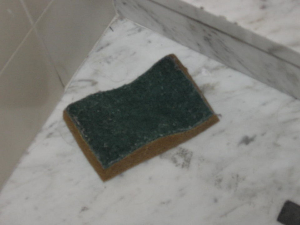 Dreckiger Schwamm im Badezimmer Hotel Spadai
