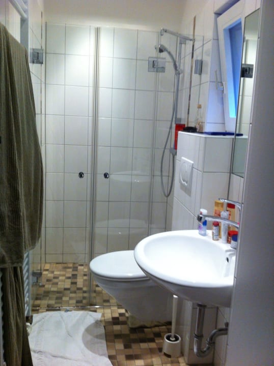 Bad App. graue Katze  Appartements Haus ohne Namen