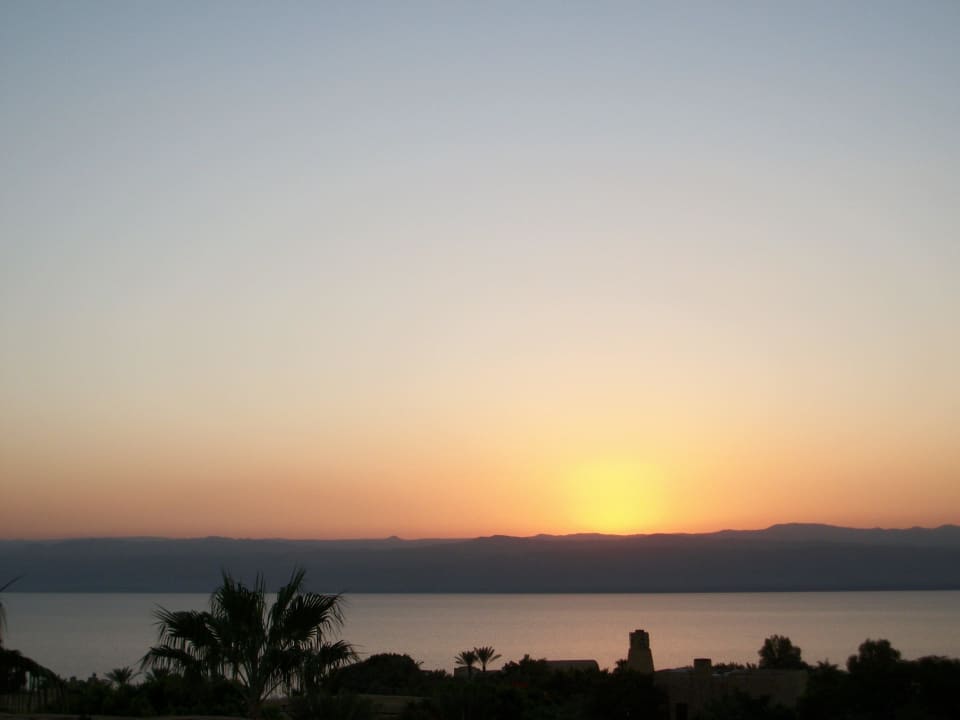Die Sonne geht langsam unter Mövenpick Resort & Spa Dead Sea