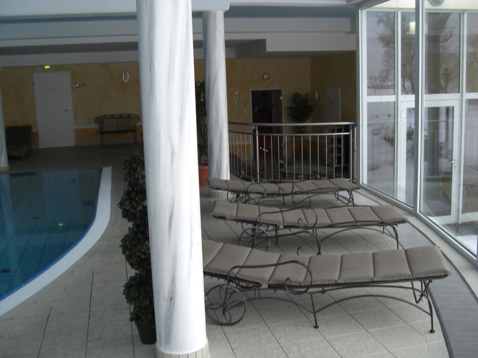 Pool Seehotel Schloss Klink