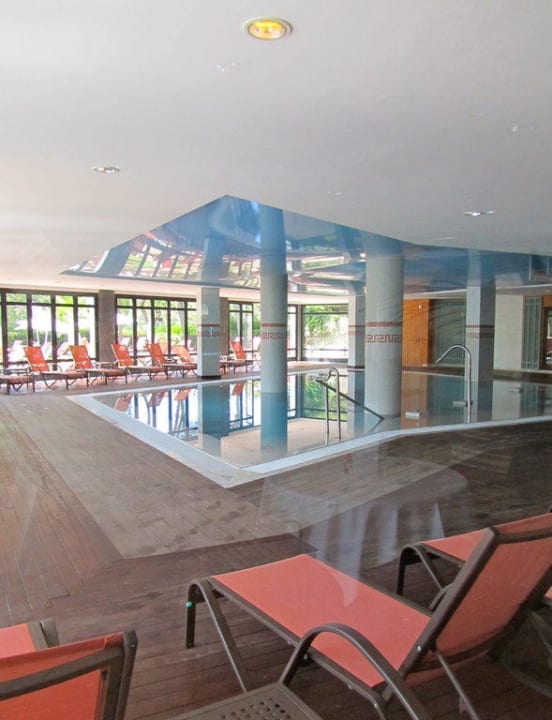 Blick in den Innen-Pool Hotel Serrano Palace