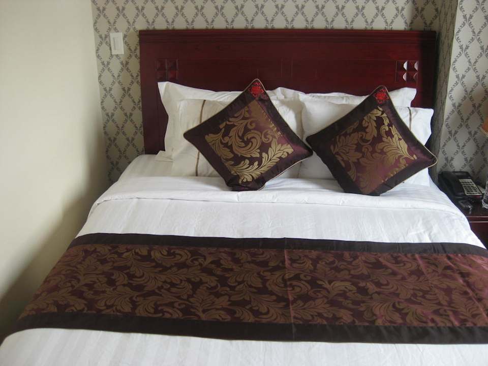 Doppelbett im Superior Hotel Golden Central Saigon