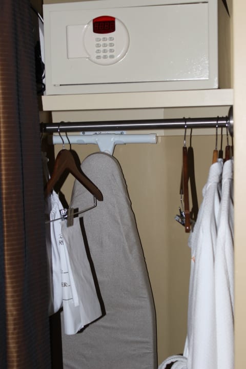 Blick in den Kleiderschrank Hotel Abrego