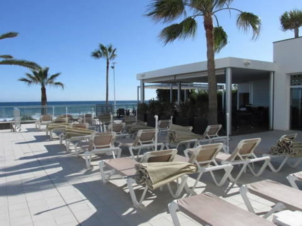 Sonnenliegen an der Poolbar Hotel Riu Monica - Adults only