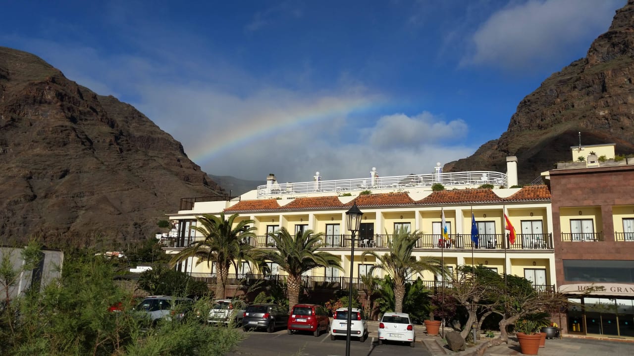 Hotelaußenansicht mit Regenbogen Hotel Gran Rey