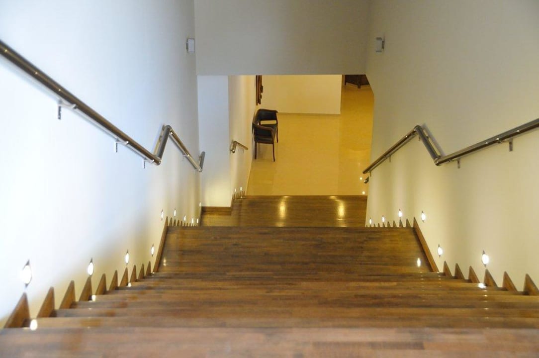Unere neue Treppe von der Rezeption in die Lobby Hotel Kriopigi