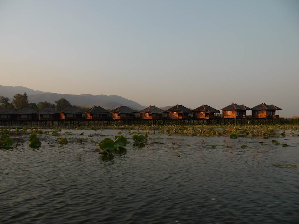 Wasserbungalows vom Boot aus Hupin Inle Khaung Daing Village Resort