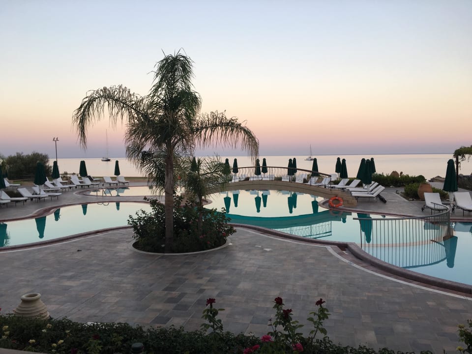 Pool am Abend Lindian Dream Seaside Resort