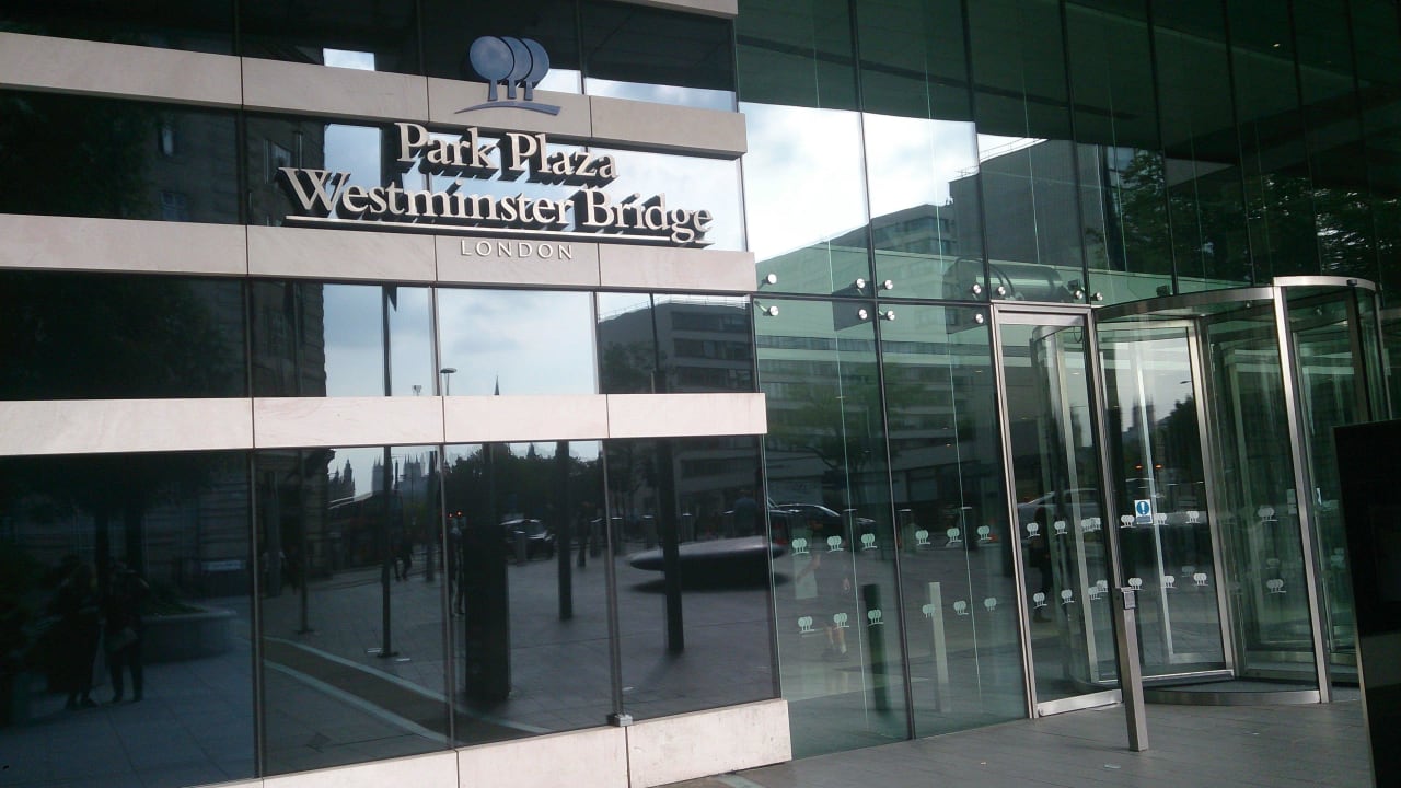 Hotel von außen - Eingang Park Plaza Westminster Bridge London