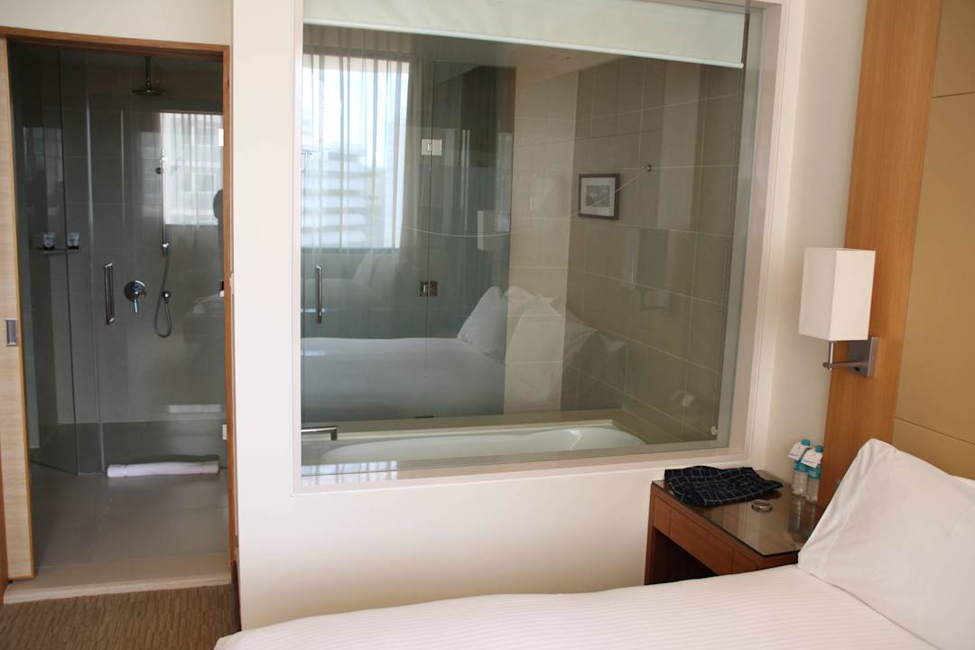 Bad hinter dem Schlafzimmer Hotel Pan Pacific Perth