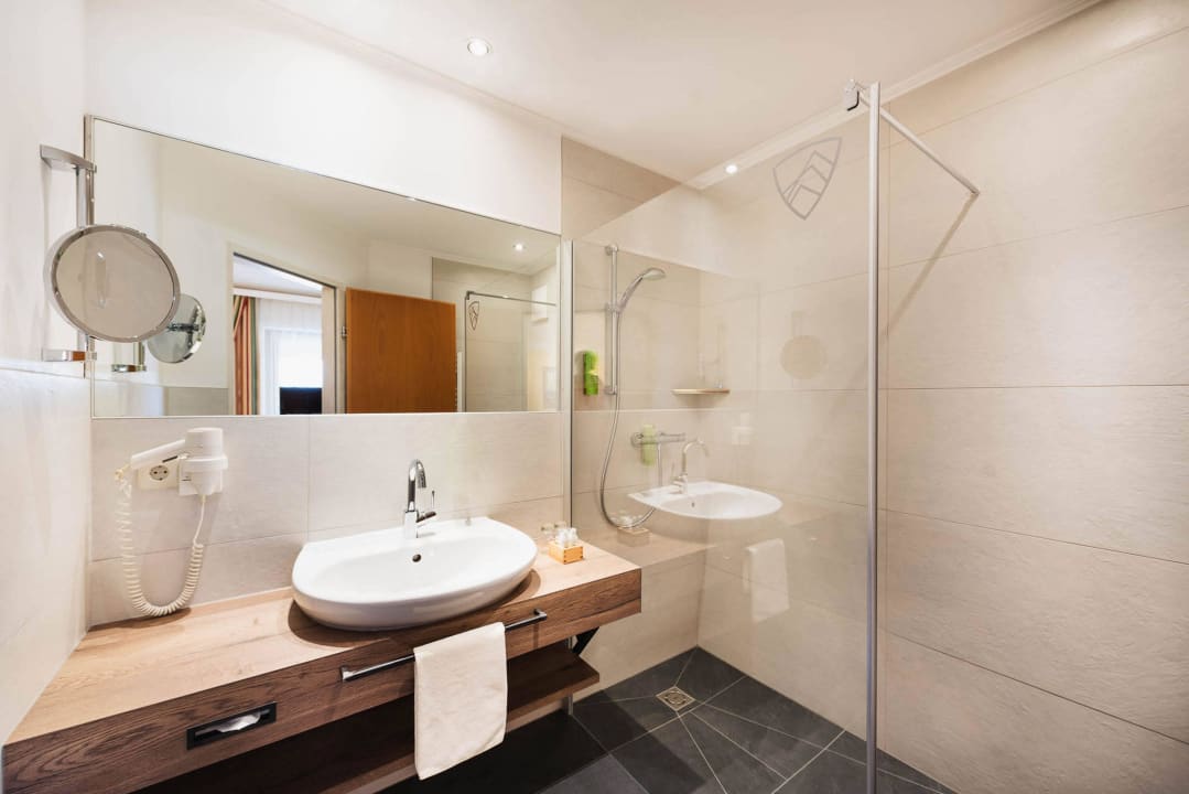 Badezimmer - Bergzimmer Naturhotel Outside