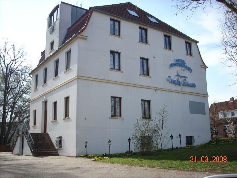 Aussenansicht vom großen Hof bzw. Parkplatz aus Land-gut-Hotel Weißer Schwan