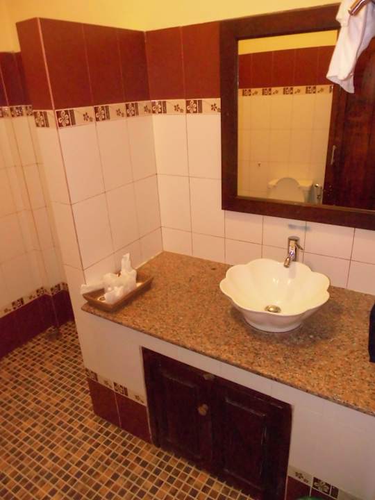 Schlichtes Bad - aber okay. Hotel Visoun Namsok