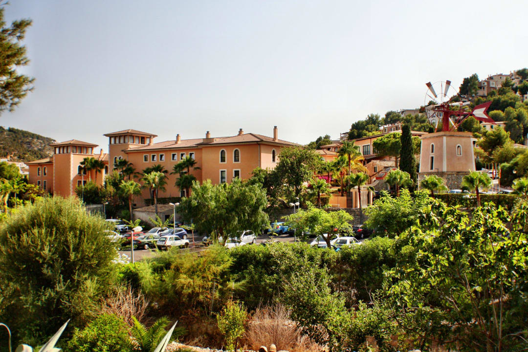 Von hinten Mon Port Hotel & Spa