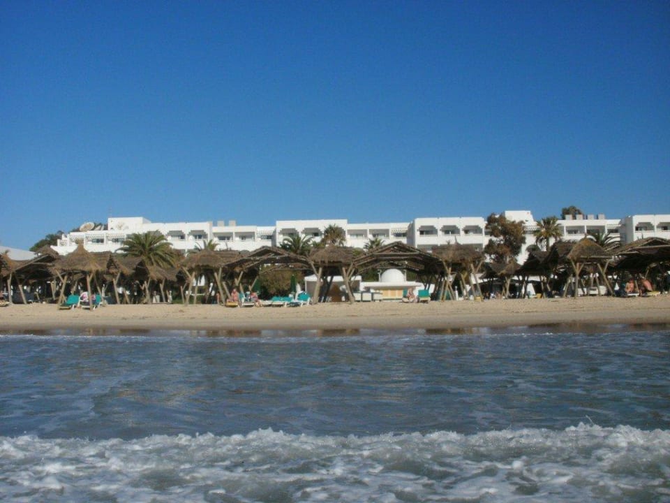 Blick vom Meer auf das Hotel The Orangers Beach Resort and Bungalows