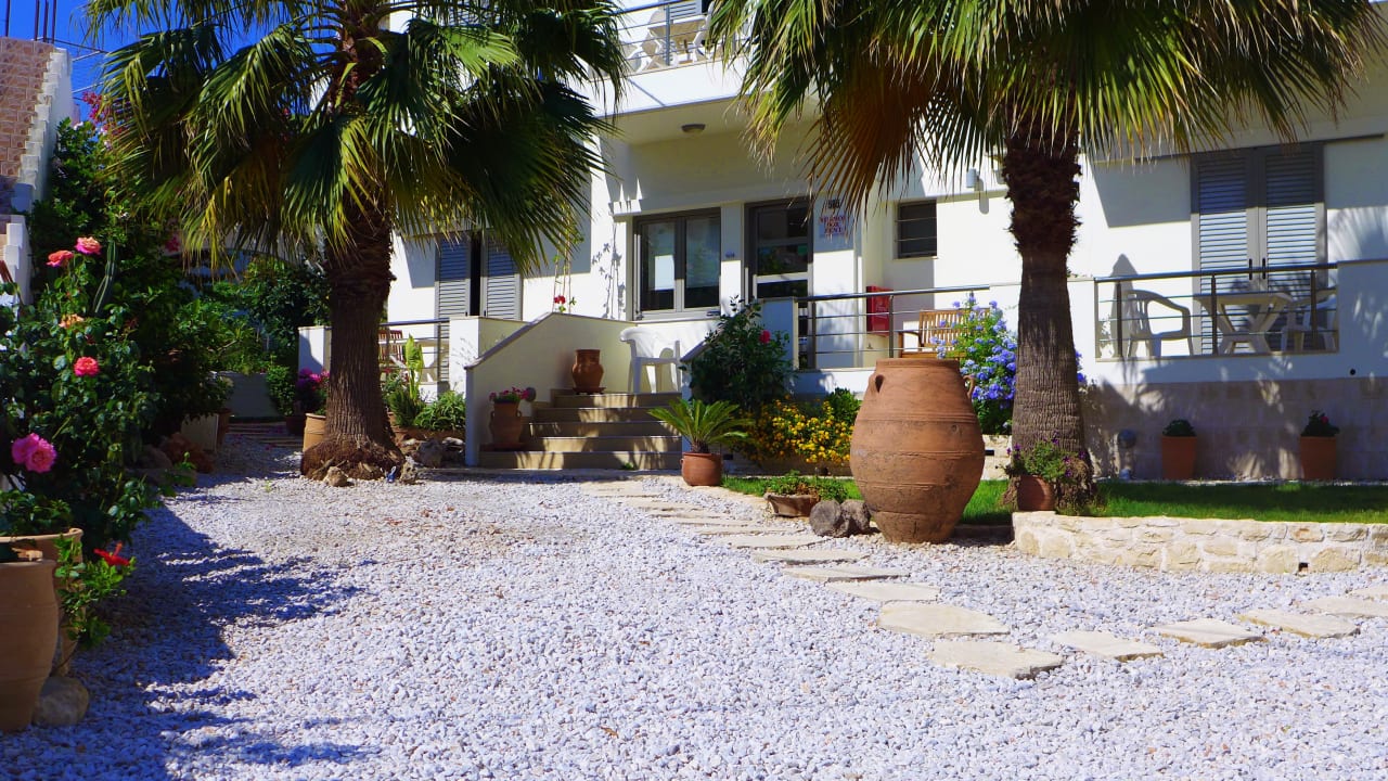 Außenansicht Lion-Suites Kalyves