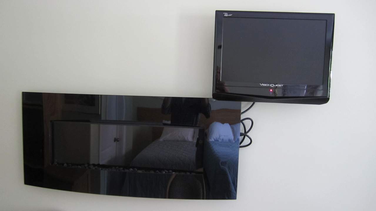 Flachbildfernsehgerät und elektrischer Kaminofen Motel My Friends Inn