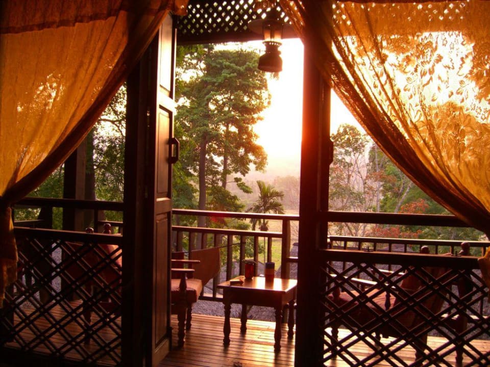 Blick vom Wohnzimmer auf die Terrasse Hotel Kampung Tok Senik Resort