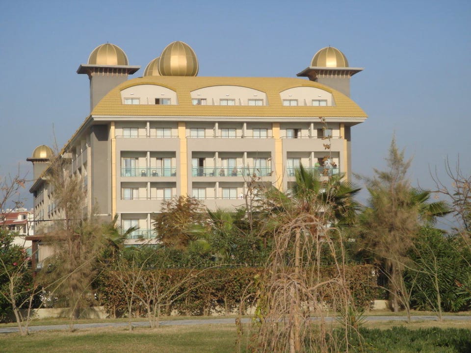 Hotel vom Strand aus gesehen Aydinbey Kings Palace & Spa