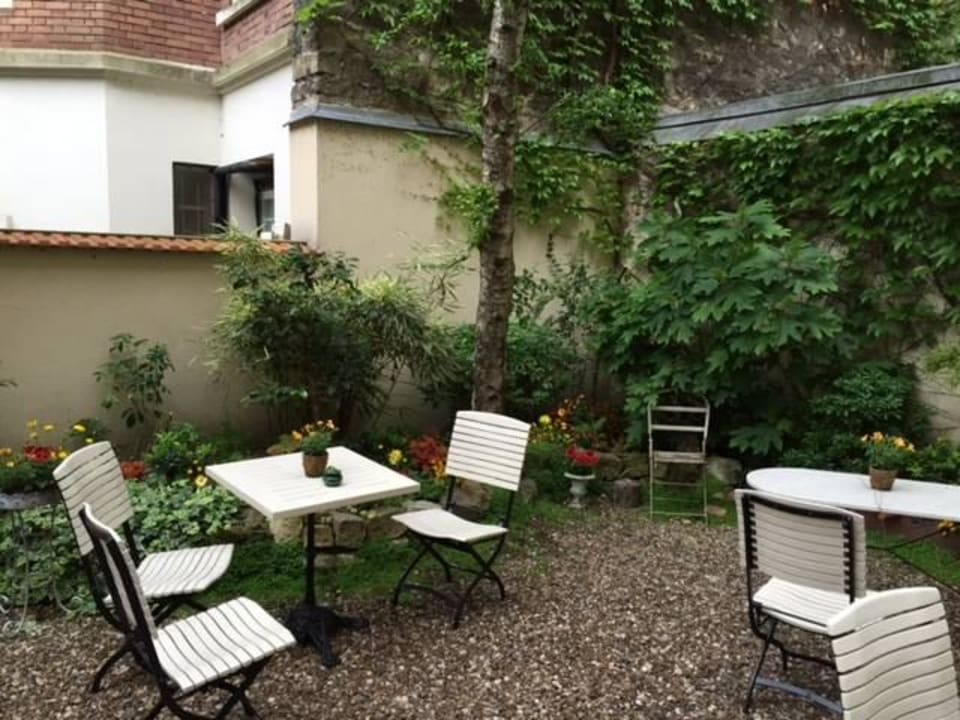 Bei gutem Wetter Frühstück im Hof möglich Hotel de l'Avre