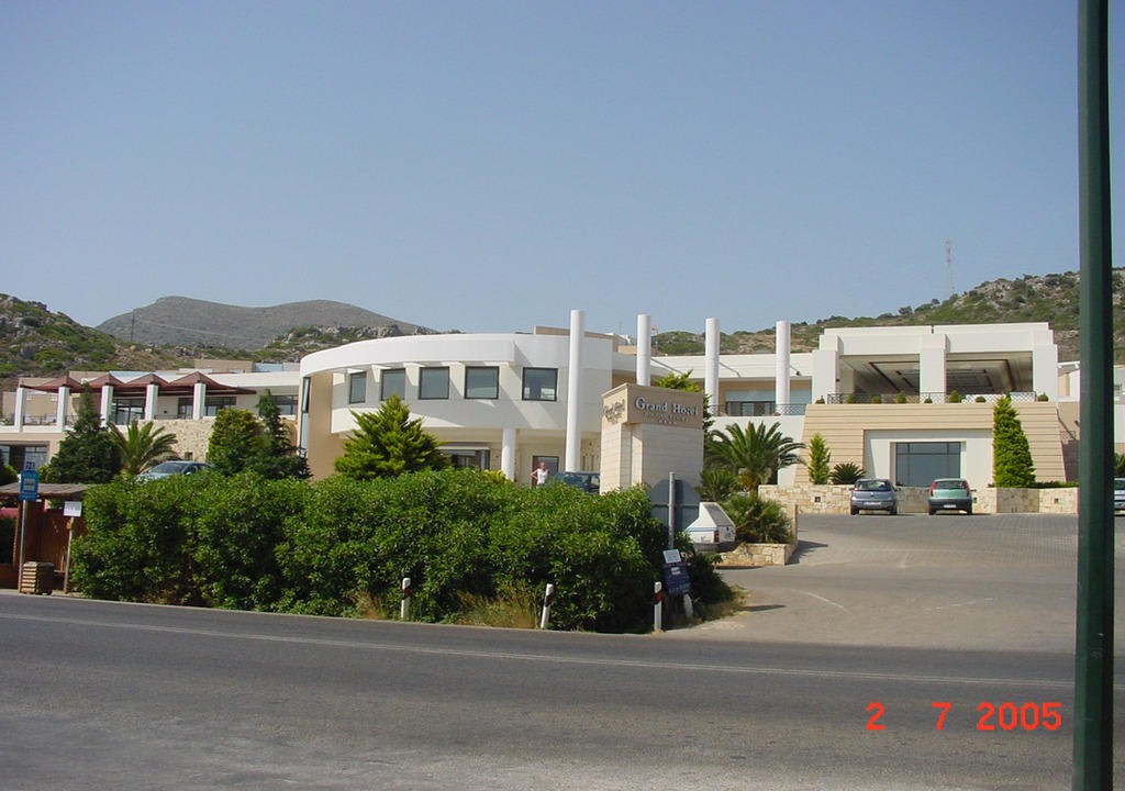 Zufahrt Grand Hotel Holiday Resort