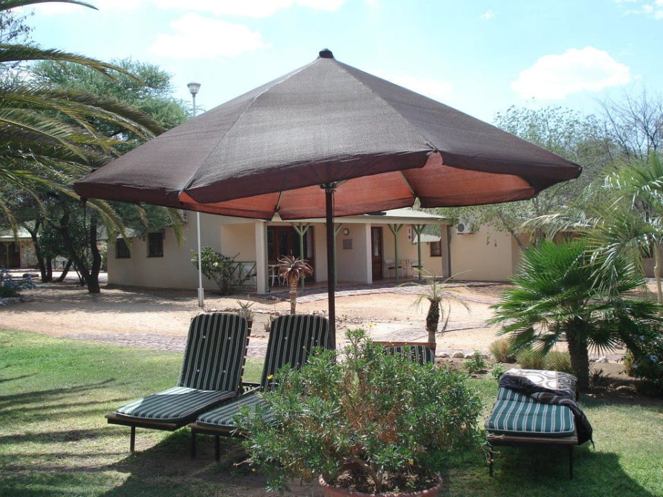 Liegen am Pool Hotel Otjibamba Lodge