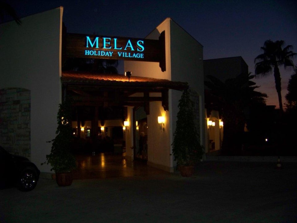 Eingangsbereich bei Nacht! Melas Holiday Village