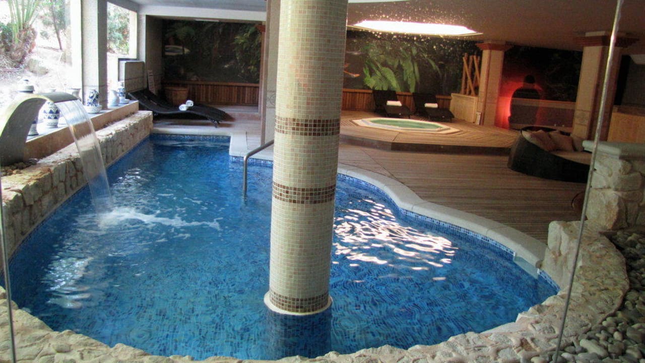 Schwimmbecken im Wellnessbereich Lago Garden