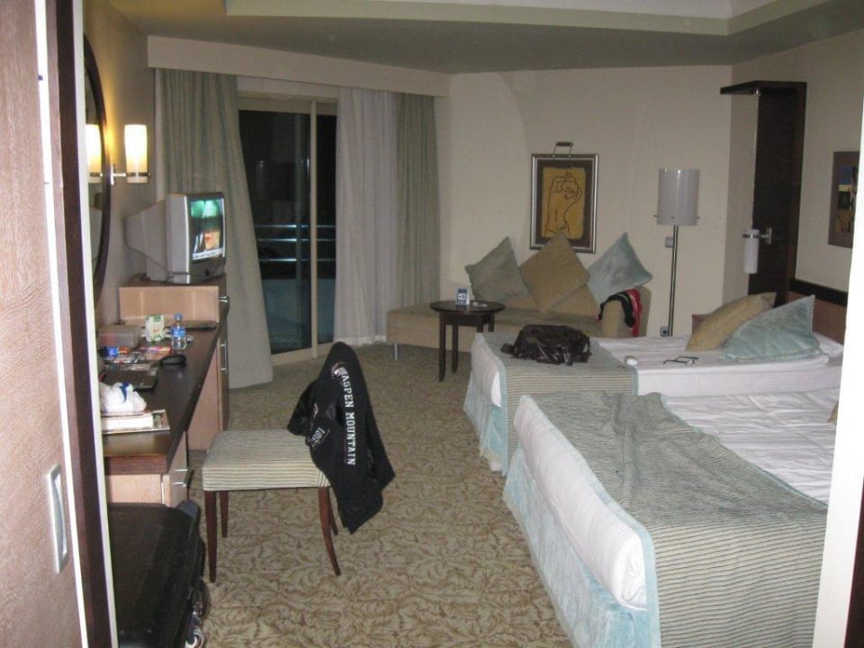 Großes Zimmer, altes TV Royal Wings Hotel
