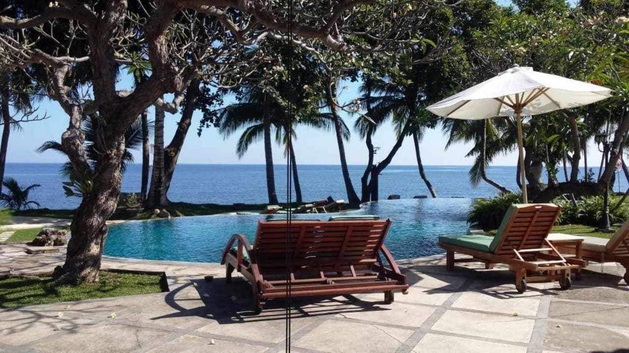 Überlaufpool mit Doppelliege Puri Bagus Lovina