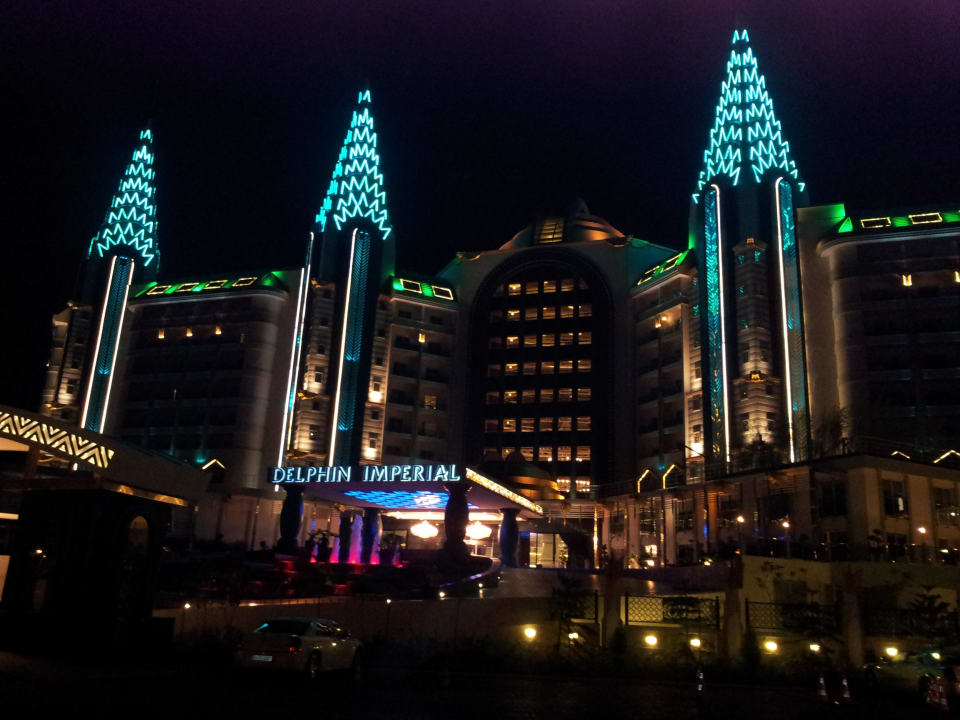 Delphin Imperial bei Nacht von der Straße Hotel Delphin Imperial